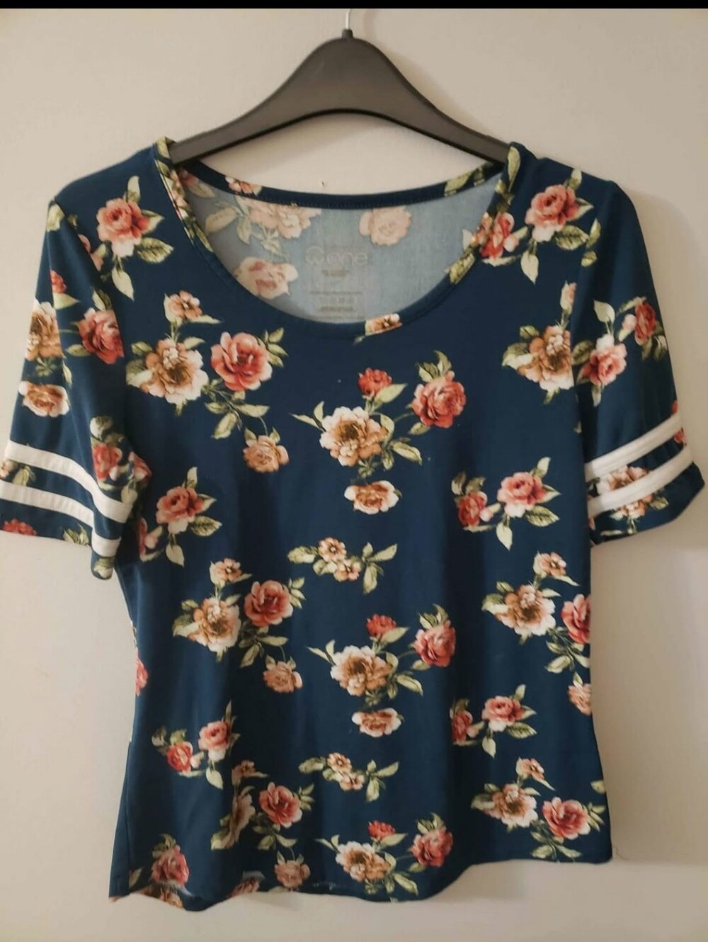 Floral Scoop Neck Short Sleeve Tee in Navy with Pink Roses